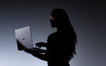 Il Surface Laptop Ultra pesa 2 kg.