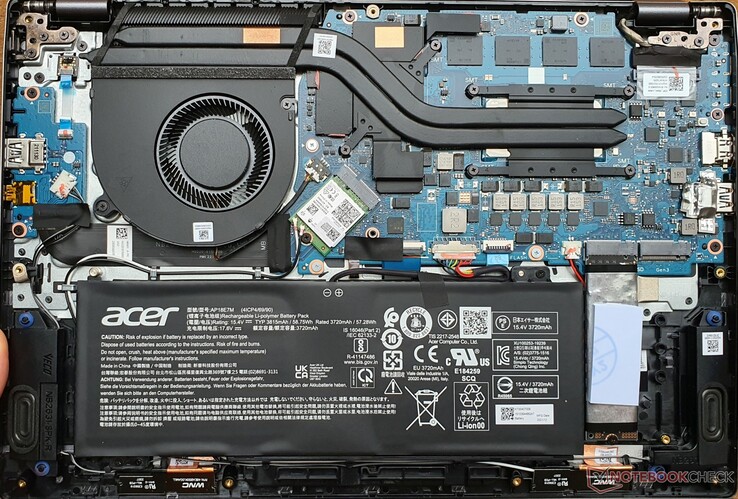 2x slot M.2-2280 (PCIe 4.0), Intel AX211 inserito (Wi-Fi 6E), batteria avvitata, ma RAM saldata
