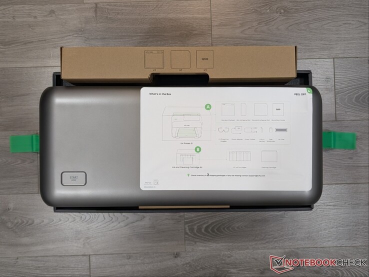 Stampante UV E1 in confezione con istruzioni di configurazione.