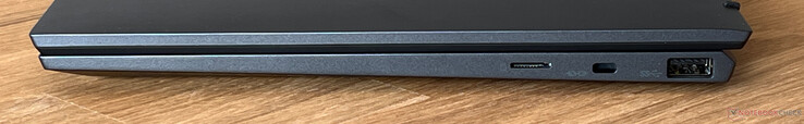A destra: lettore di schede microSD, slot di sicurezza Kensington, USB-A 3.2 Gen 1 (5 Gbit/s)