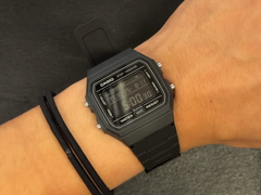 Il Casio F-B100W-1BJF (nella foto) al polso.