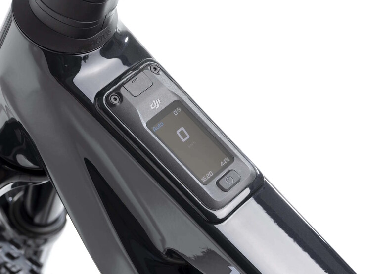 Caratteristica tipica di una e-MTB: il display non è posizionato in modo particolarmente visibile.