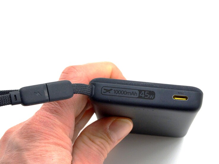 Baseus offre anche PicoGo AM52 con un cavo integrato.