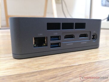 Posteriore: Gigabit RJ-45, 2x USB-A 3.0, 2x HDMI 2.0, adattatore AC