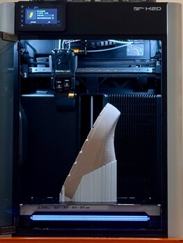 Il file di progettazione .3mf è ottimizzato per la stampante Bambu H2D e utilizza il PLA per le strutture di supporto (fonte: Bambu Lab)