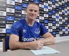 Waryne Rooney firma un documento. (Fonte: Official Wayne Rooney) 