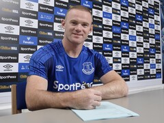 Waryne Rooney firma un documento. (Fonte: Official Wayne Rooney) 