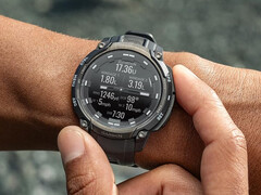 L'Instinct Crossover AMOLED è uno dei diversi smartwatch idonei all'ultimo aggiornamento stabile di Garmin. (Fonte: Garmin)