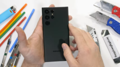 L'S22 Ultra prima del suo ultimo bend test. (Fonte: JerryRigEverything via YouTube)