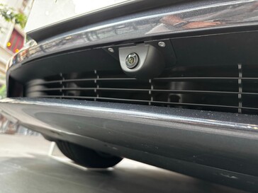 La rondella della telecamera del paraurti anteriore della Model 3 2026 è diversa da quella della Model Y e il kit non può essere adattato alle unità Model 3 esistenti. (Fonte immagine: millepun/X)