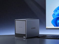 L'N3A dispone di quattro alloggiamenti per unità SATA e due slot per SSD M.2. Nella foto: un'immagine promozionale che mostra il NAS collocato accanto a un monitor.