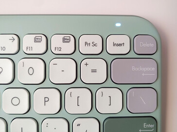 Una luce di stato bianca della tastiera indica i cambiamenti di connessione o di modalità. (Fonte: Notebookcheck)