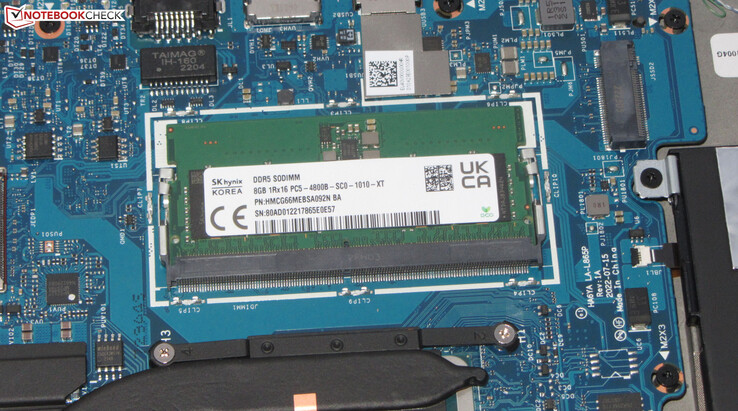 La memoria di lavoro è composta da 8 GB di memoria a bordo e da un modulo da 8 GB.