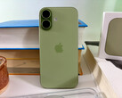 L'iPhone 17 di Apple è cresciuto solo minimamente rispetto all'iPhone 16 e, con 177 grammi, pesa solo 12 grammi in più dell'iPhone Air. (Fonte: Notebookcheck)