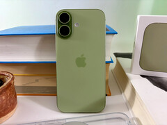 L&#039;iPhone 17 di Apple è cresciuto solo minimamente rispetto all&#039;iPhone 16 e, con 177 grammi, pesa solo 12 grammi in più dell&#039;iPhone Air. (Fonte: Notebookcheck)