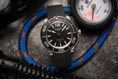 L'orologio subacqueo Hanhart Aquasphere nero opaco offre 38 ore di riserva di carica