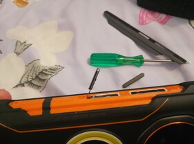 Diversi elementi dell'involucro sono facili da rimuovere/sostituire, nel caso in cui subiscano dei danni (fonte: Sergey Tarasov - Notebookcheck)