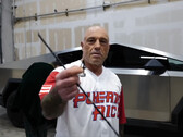 Joe Rogan ha colpito il Cybertruck con una freccia (immagine: JRE/YT)