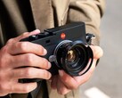 Dopo la Leica M-EV1 (nella foto), si dice che sia in lavorazione una fotocamera mirrorless di medio formato.