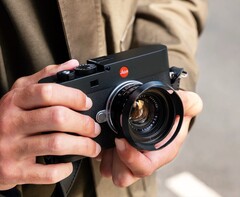 Dopo la Leica M-EV1 (nella foto), si dice che sia in lavorazione una fotocamera mirrorless di medio formato.