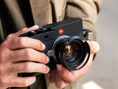 Dopo la Leica M-EV1 (nella foto), si dice che sia in lavorazione una fotocamera mirrorless di medio formato.