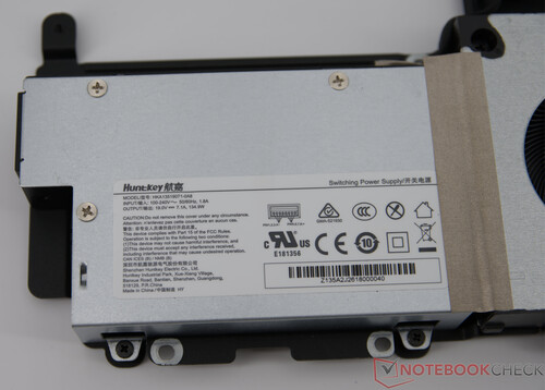 È integrato un alimentatore da 135 watt