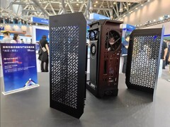 Case Cooler Master i100 Air che ospita una GPU Intel ARC Battlemage e la scheda madre mini-ITX MCIO di Maxsun