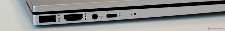A sinistra: USB 3.2 Gen 1 Type-A (w/ ricarica), HDMI 2.0, jack cuffie, USB 3.2 Gen 2 Type-C (w/ DisplayPort 1.4, HDMI 2.0, e Power Delivery 3.0), LED attività drive