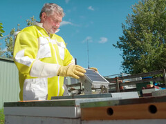 Monitoraggio remoto dell'alveare tramite connessione Starlink IoT. (Fonte: OneNZ/YT)