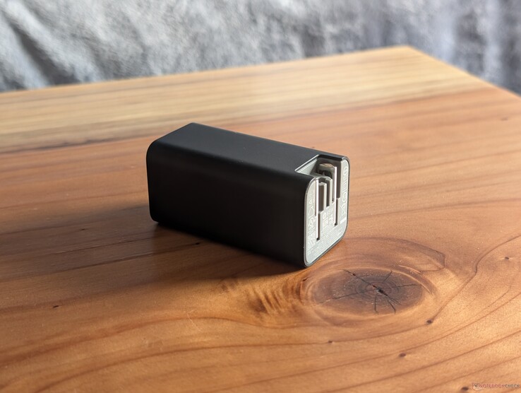 L'adattatore HP USB-C da 65 W è dotato sia di spine CA integrate e retrattili, sia di una porta USB-C libera all'altra estremità, in modo da supportare praticamente qualsiasi cavo USB-C