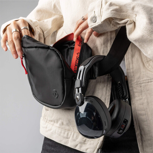 Lo Skullcandy Aviator viene fornito con una borsa crossbody e non con una custodia. (Fonte: Skullcandy)