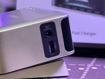 La porta CC e la porta USB A sul lato