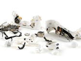 Gli AirPods Pro 3 (nella foto, fatti a pezzi) hanno ricevuto un assordante 0 su 10 in termini di riparabilità da iFixit. (Fonte: iFixit)