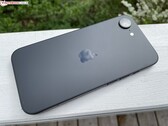 Vista posteriore dell'iPhone 17e nero che mostra il modulo a fotocamera singola e il pannello posteriore opaco (Fonte: Notebookcheck)