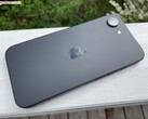 Vista posteriore dell'iPhone 17e nero che mostra il modulo a fotocamera singola e il pannello posteriore opaco (Fonte: Notebookcheck)