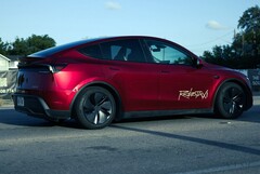 Un robotaxi Tesla Model Y verniciato in Ultra Red. (Fonte immagine: @AdanGuajardo/X)