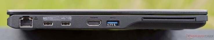 Sinistra: GBit RJ45, 2x USB-C 3.2 Gen2 (10 GBit/s, ricarica + DisplayPort 1.2), HDMI 2.0b, USB-A 3.2 Gen1 (5 GBit/s), lettore di smart card (opzionale)