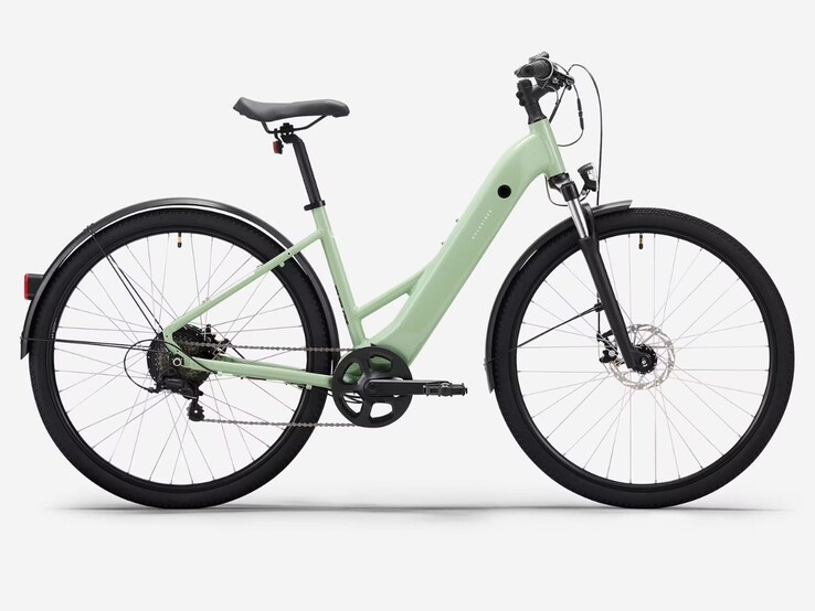 La bicicletta ibrida elettrica Decathlon Rockrider E-ACTV 100 con telaio basso, in verde mandorla