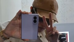 Il cantante dei BTS J-Hope è già stato avvistato mentre mostrava il Samsung Galaxy Z Fold8 davanti alla telecamera.