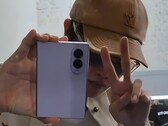 Il cantante dei BTS J-Hope è già stato avvistato mentre mostrava il Samsung Galaxy Z Fold8 davanti alla telecamera.