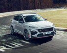 Il SUV ad alte prestazioni Hyundai Kona N alla guida su una pista. (Fonte: Hyundai)
