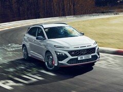 Il SUV ad alte prestazioni Hyundai Kona N alla guida su una pista. (Fonte: Hyundai)