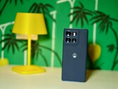 Elegante, non troppo pesante, con una lunga durata: Il Motorola Moto G86 Power offre ai suoi utenti una vera indipendenza. (Fonte: Notebookcheck)