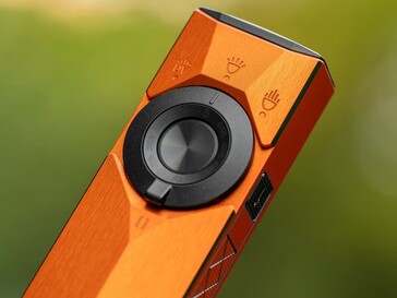 L’Olight ArkPro Ultra è controllato da un selettore rotante situato attorno al pulsante di accensione e da un interruttore laterale per l’accensione del laser.