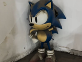 Una statua di Sonic scoperta dopo la chiusura di Segaworld London. Da allora, la statua è stata restaurata ed è stata visibile durante la Gamescom 2023 (fonte: Sega Driven)