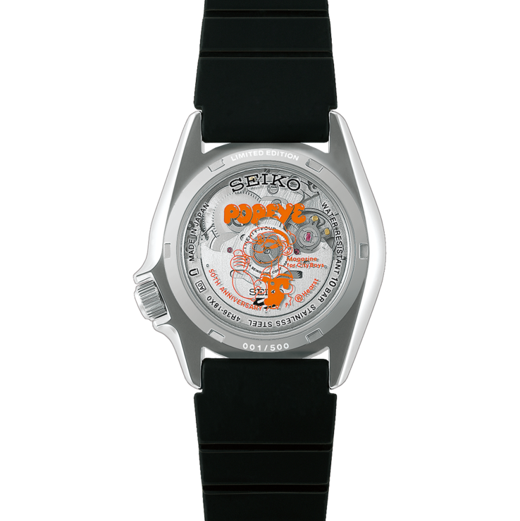 Vista posteriore del Seiko 5 Sports x Popeye HDB013, che mostra il fondello trasparente con una grafica dedicata all’anniversario di Popeye e il movimento automatico a vista.