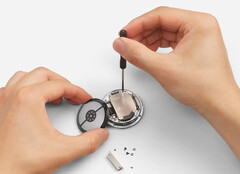 Si dice che la batteria del Google Pixel Watch 4 sia relativamente facile da sostituire. (Fonte: Google)