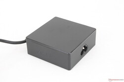 L'adattatore universale USB-C AC è relativamente piccolo (~7,5 x 7,5 x 2,9 cm), considerando la sua potenza di 90 W