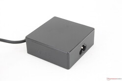 L'adattatore universale USB-C AC è relativamente piccolo (~7,5 x 7,5 x 2,9 cm), considerando la sua potenza di 90 W