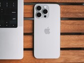 L'iPhone 15 di Apple e l'iPhone 15 Pro di das sono stati gli smartphone più venduti nel 2024. (Fonte: Lala Azizli)